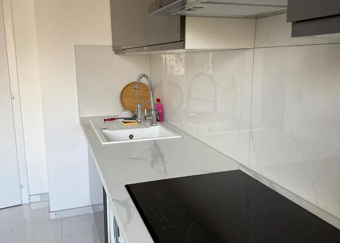 Newly Renovated Private Parking Wifi In Apartment